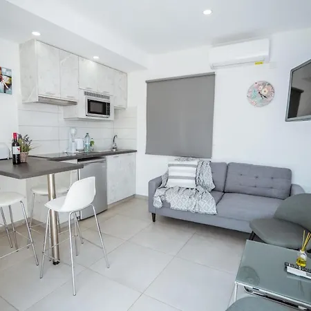 アパート Tsolias